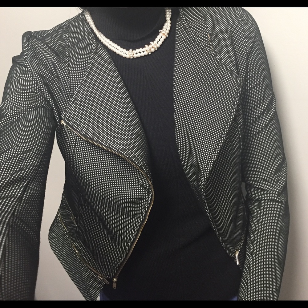 Stunning Blazer with gold zipper detail